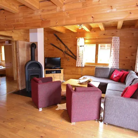 Domek alpejski Modern Chalet With Jacuzzi In *